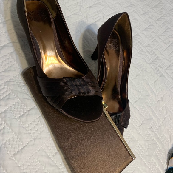 Women brown open toe heel 21/2 inches high, brown clutch bag/shoulder strap. - Picture 4 of 7